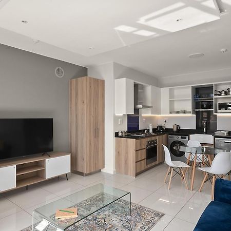 The Median Rosebank Luxury Apartment - Building With Generator ヨハネスブルグ エクステリア 写真