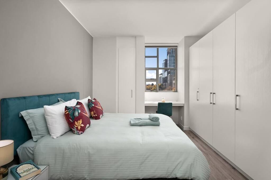 The Median Rosebank Luxury Apartment - Building With Generator ヨハネスブルグ エクステリア 写真