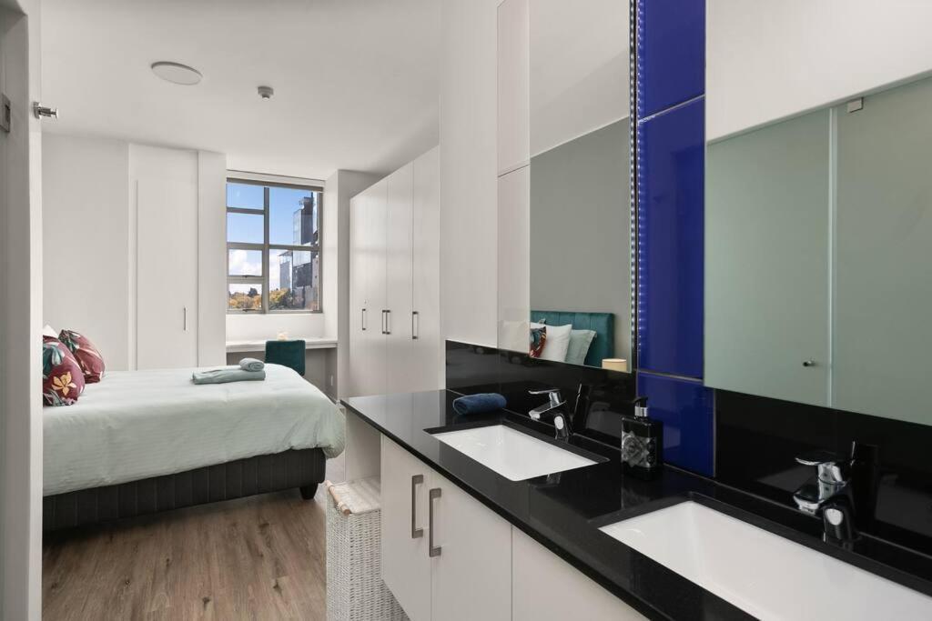 The Median Rosebank Luxury Apartment - Building With Generator ヨハネスブルグ エクステリア 写真