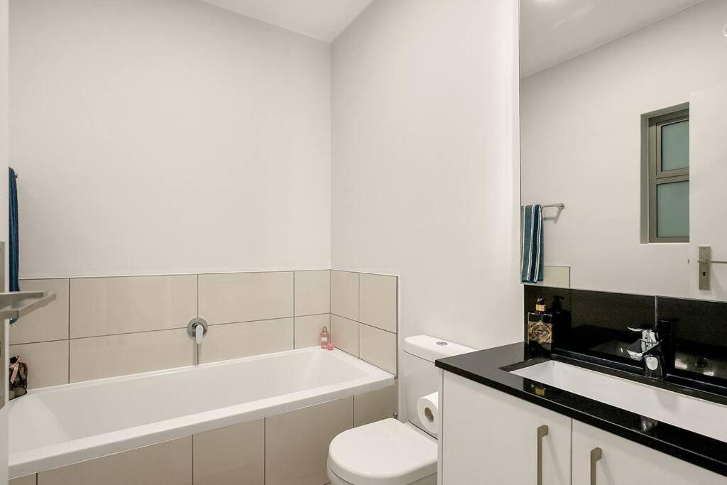 The Median Rosebank Luxury Apartment - Building With Generator ヨハネスブルグ エクステリア 写真