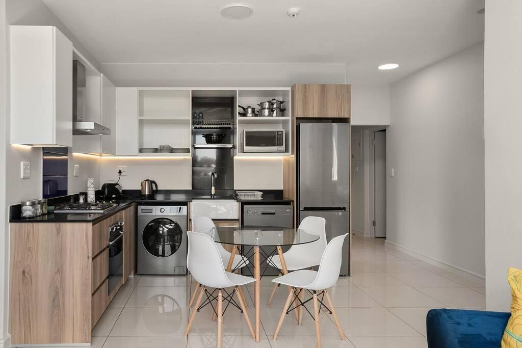 The Median Rosebank Luxury Apartment - Building With Generator ヨハネスブルグ エクステリア 写真