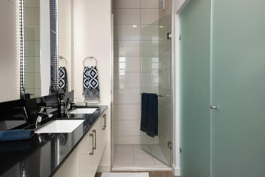 The Median Rosebank Luxury Apartment - Building With Generator ヨハネスブルグ エクステリア 写真