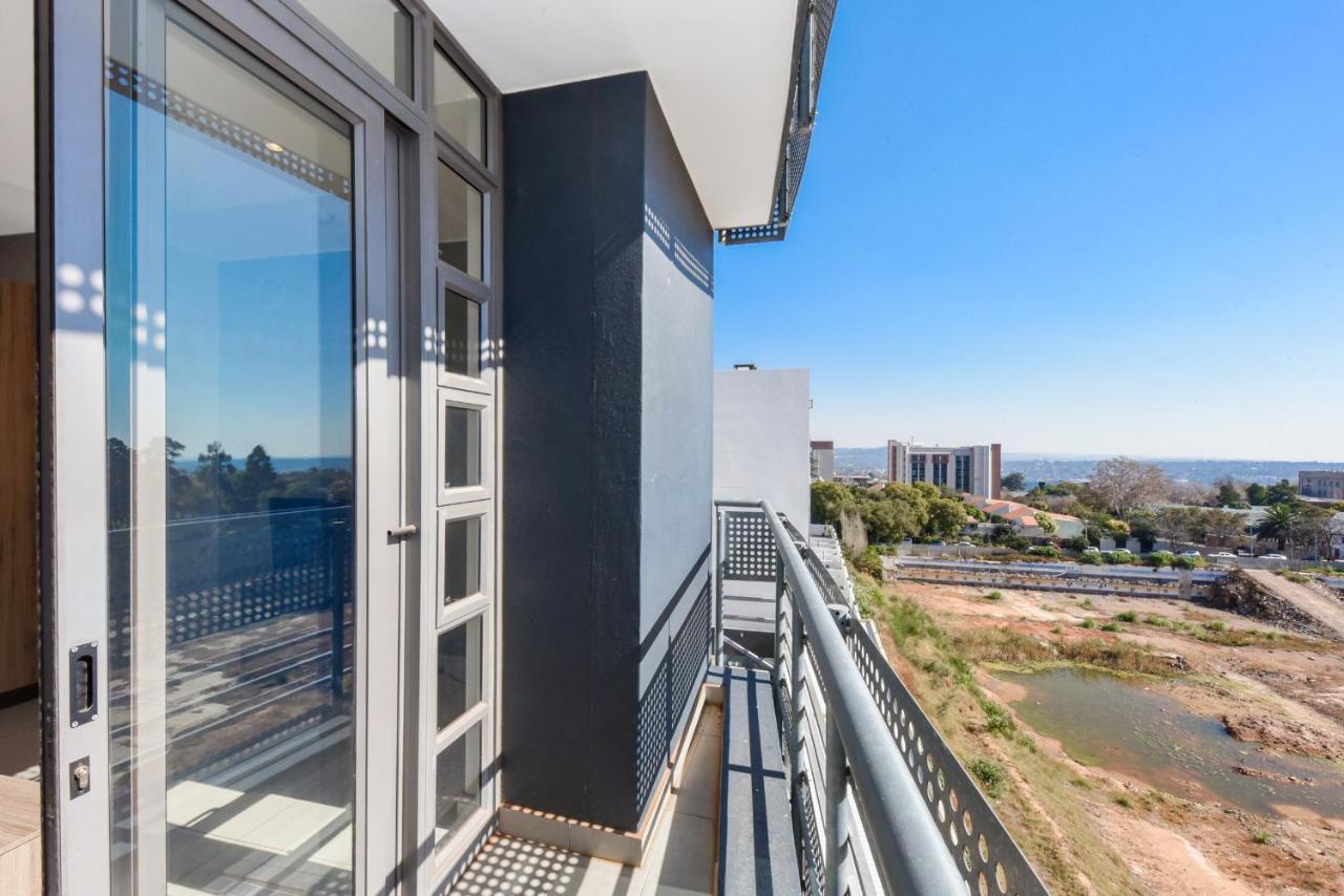 The Median Rosebank Luxury Apartment - Building With Generator ヨハネスブルグ エクステリア 写真