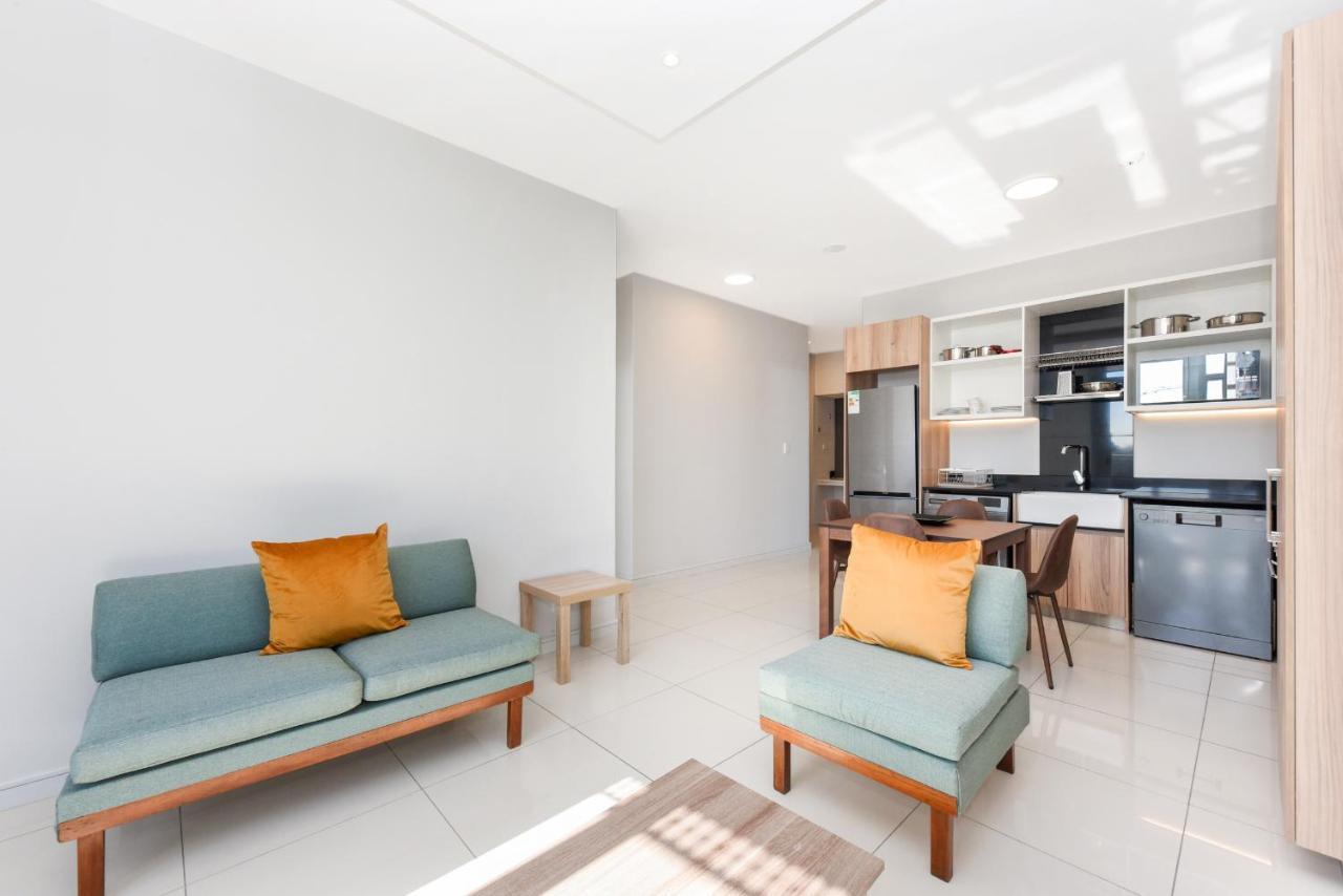 The Median Rosebank Luxury Apartment - Building With Generator ヨハネスブルグ エクステリア 写真