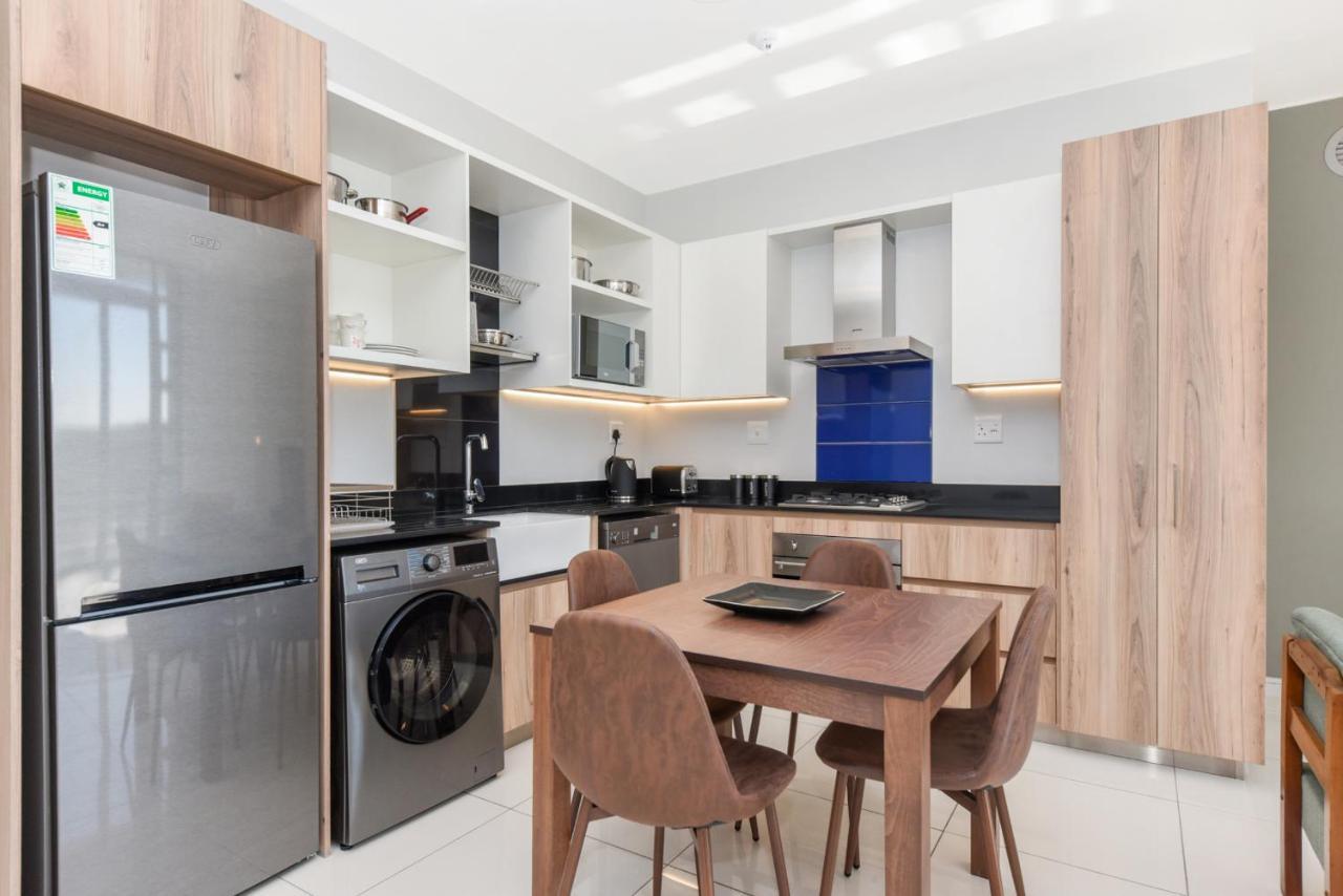 The Median Rosebank Luxury Apartment - Building With Generator ヨハネスブルグ エクステリア 写真