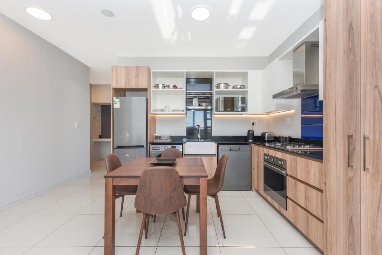 The Median Rosebank Luxury Apartment - Building With Generator ヨハネスブルグ エクステリア 写真