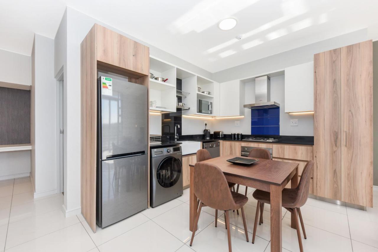 The Median Rosebank Luxury Apartment - Building With Generator ヨハネスブルグ エクステリア 写真