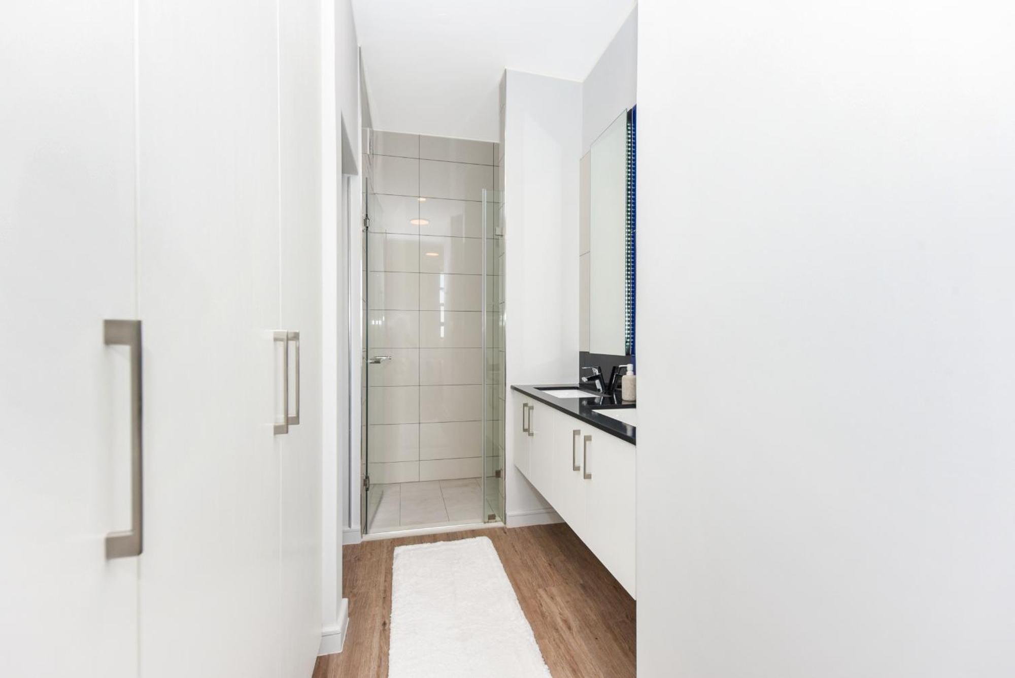 The Median Rosebank Luxury Apartment - Building With Generator ヨハネスブルグ エクステリア 写真