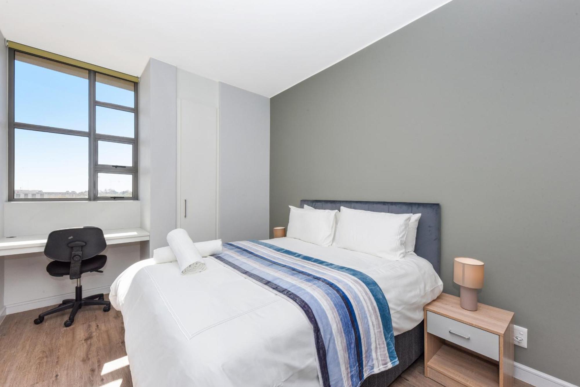 The Median Rosebank Luxury Apartment - Building With Generator ヨハネスブルグ エクステリア 写真