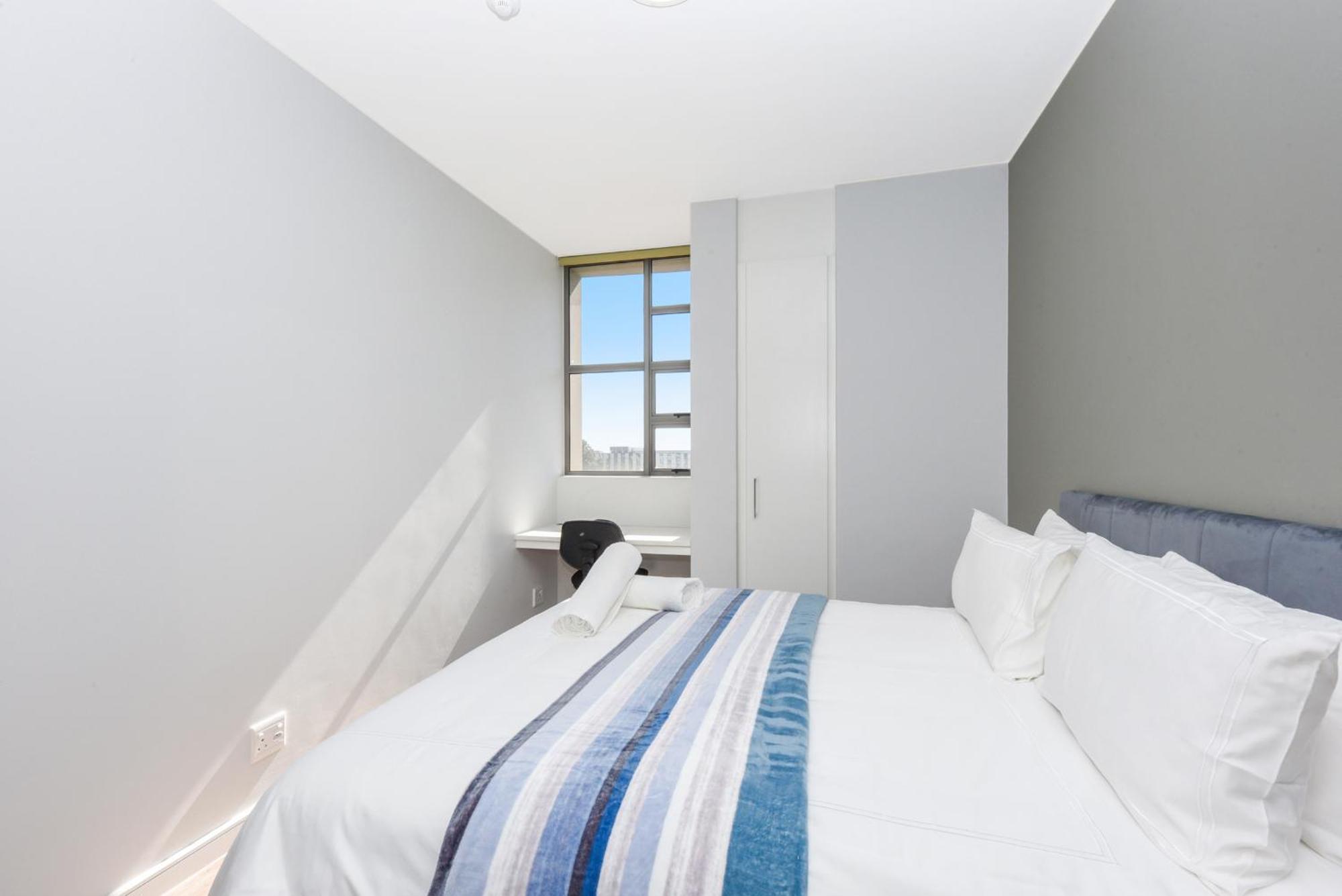 The Median Rosebank Luxury Apartment - Building With Generator ヨハネスブルグ エクステリア 写真