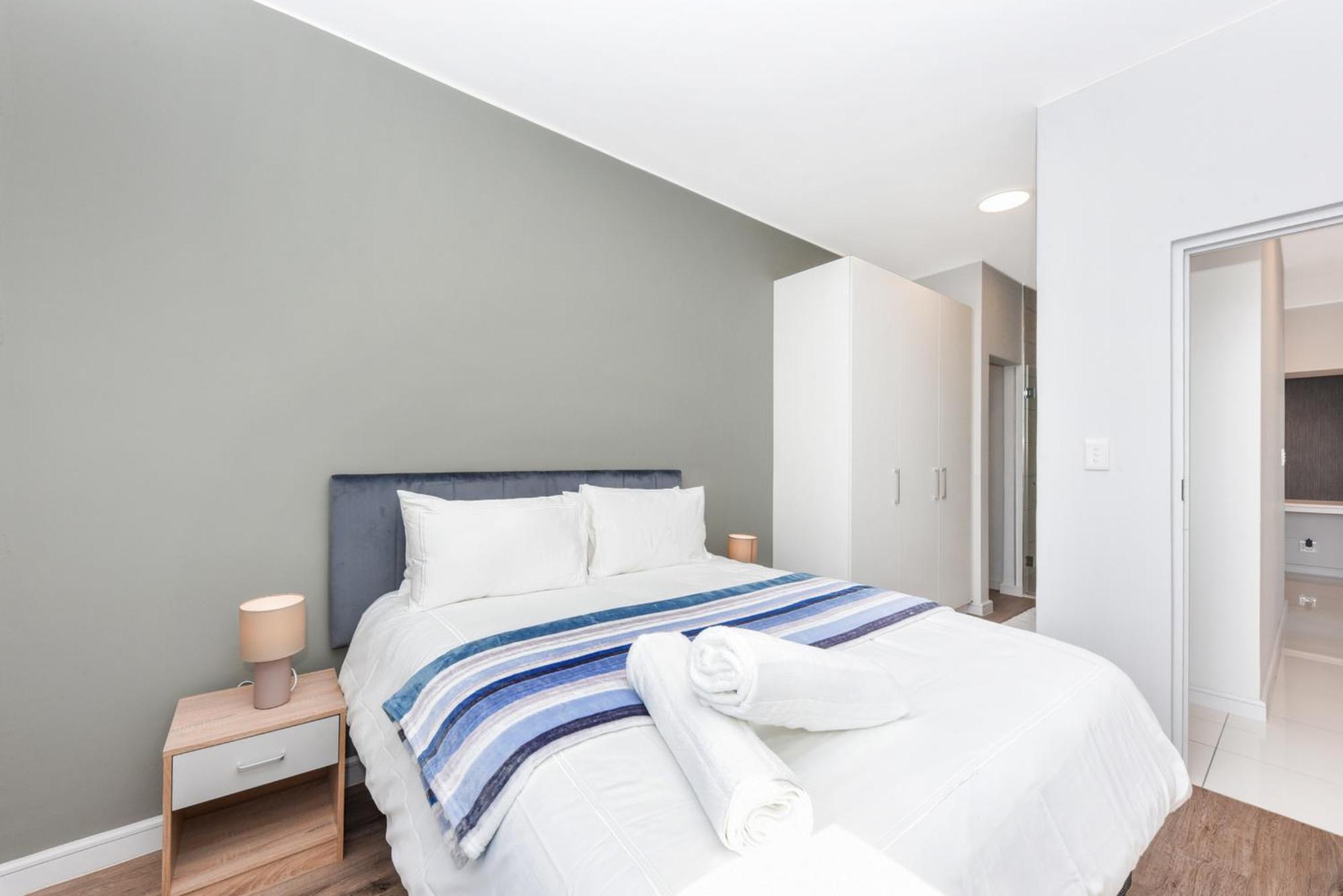 The Median Rosebank Luxury Apartment - Building With Generator ヨハネスブルグ エクステリア 写真