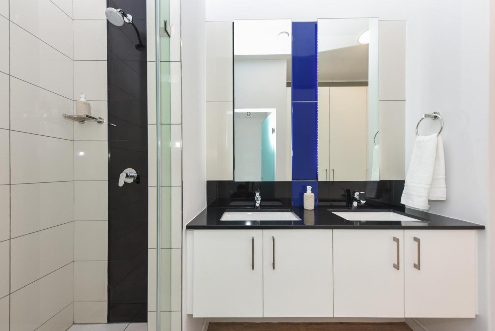 The Median Rosebank Luxury Apartment - Building With Generator ヨハネスブルグ エクステリア 写真