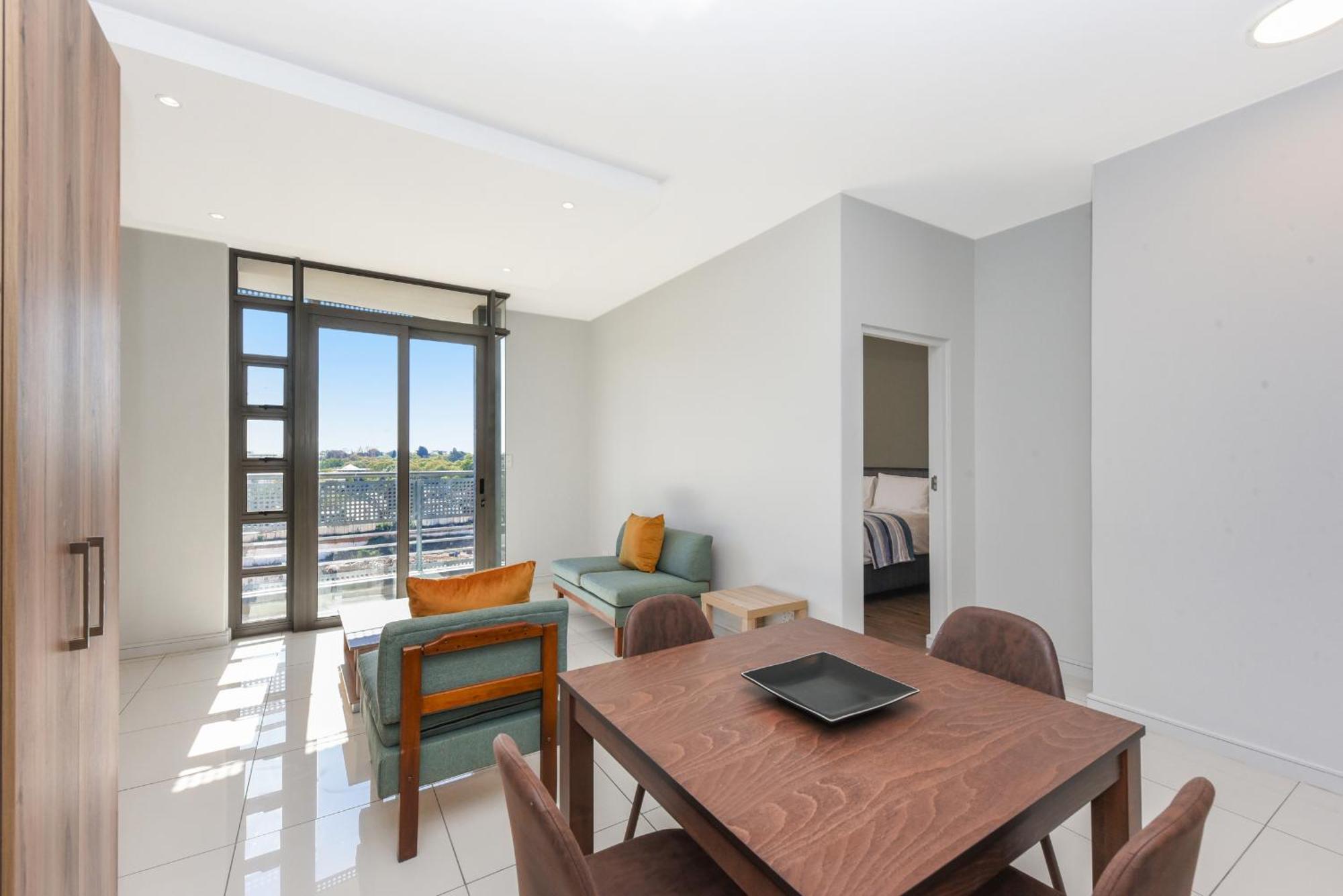 The Median Rosebank Luxury Apartment - Building With Generator ヨハネスブルグ エクステリア 写真