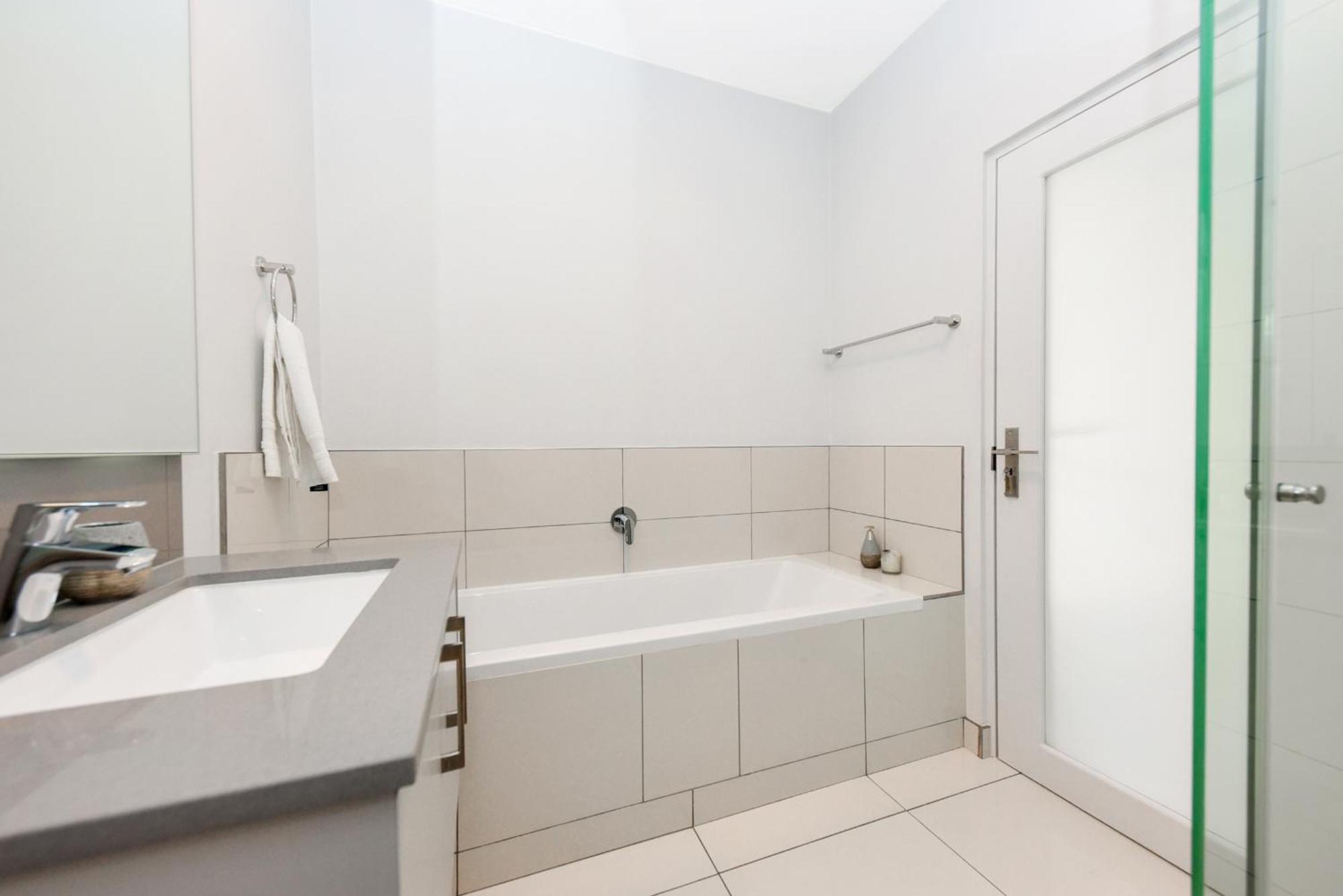 The Median Rosebank Luxury Apartment - Building With Generator ヨハネスブルグ エクステリア 写真