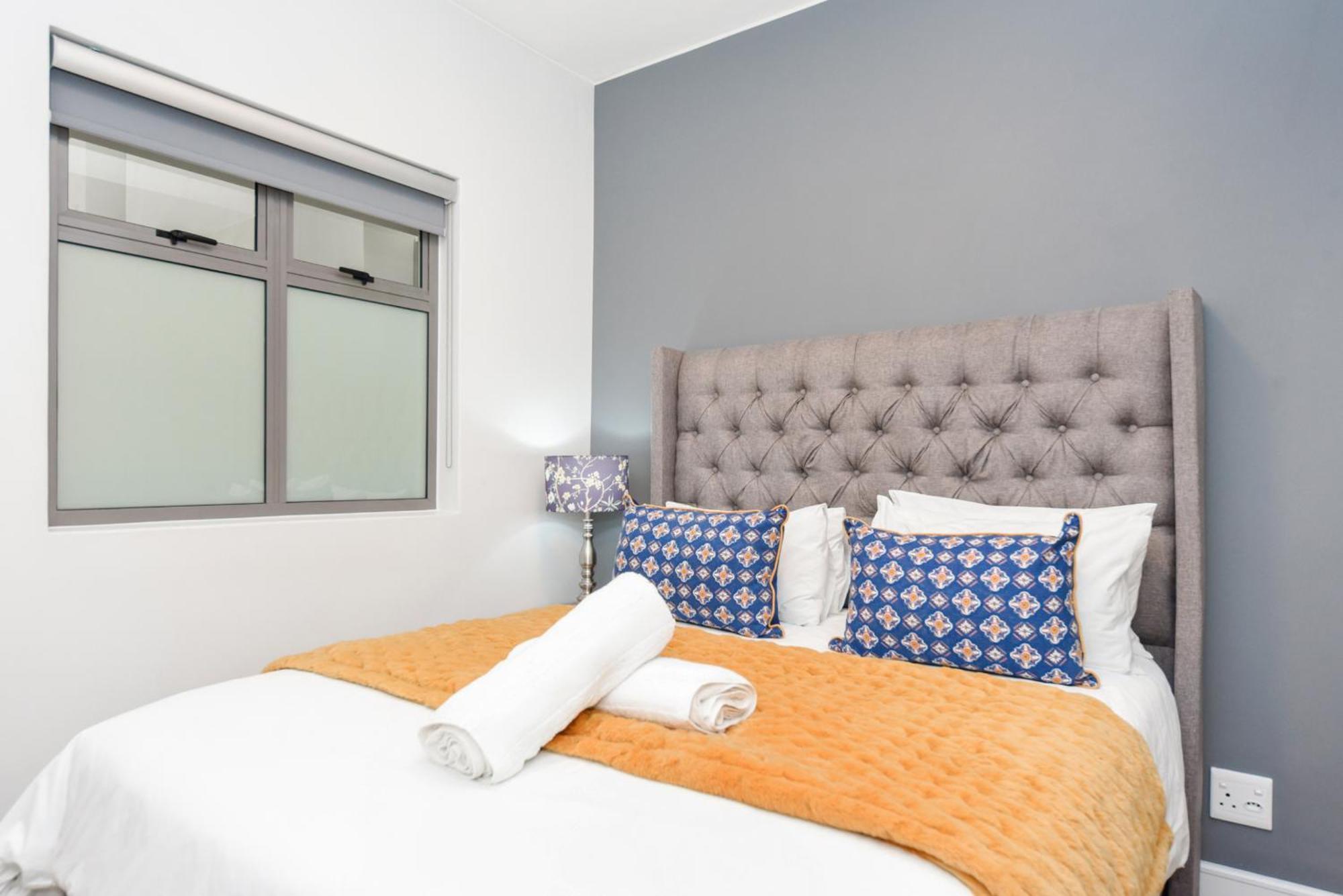 The Median Rosebank Luxury Apartment - Building With Generator ヨハネスブルグ エクステリア 写真