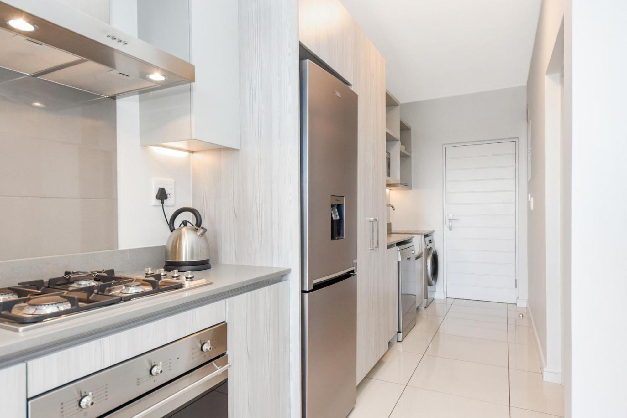 The Median Rosebank Luxury Apartment - Building With Generator ヨハネスブルグ エクステリア 写真