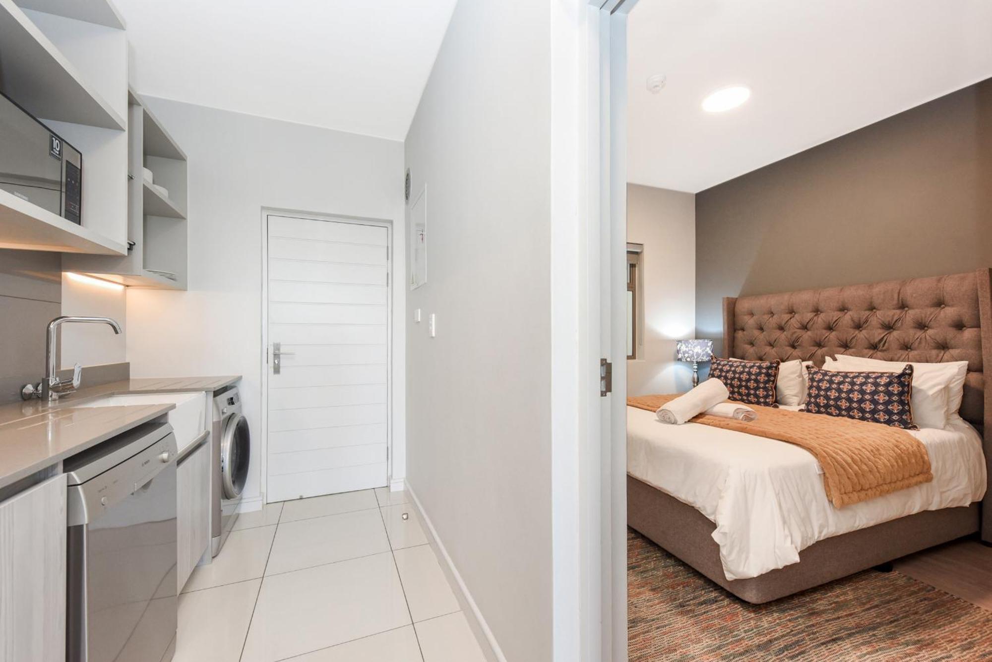 The Median Rosebank Luxury Apartment - Building With Generator ヨハネスブルグ エクステリア 写真