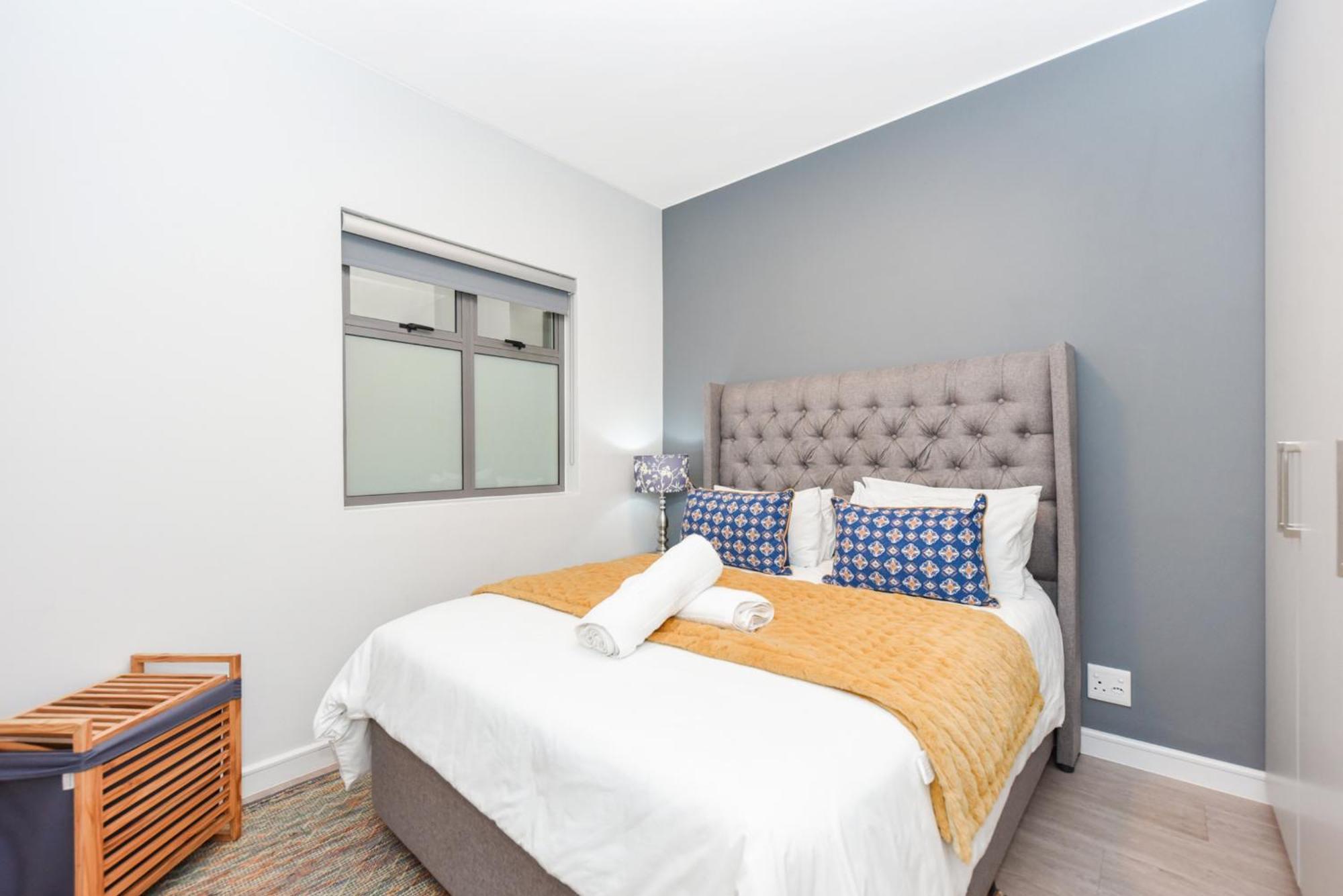 The Median Rosebank Luxury Apartment - Building With Generator ヨハネスブルグ エクステリア 写真