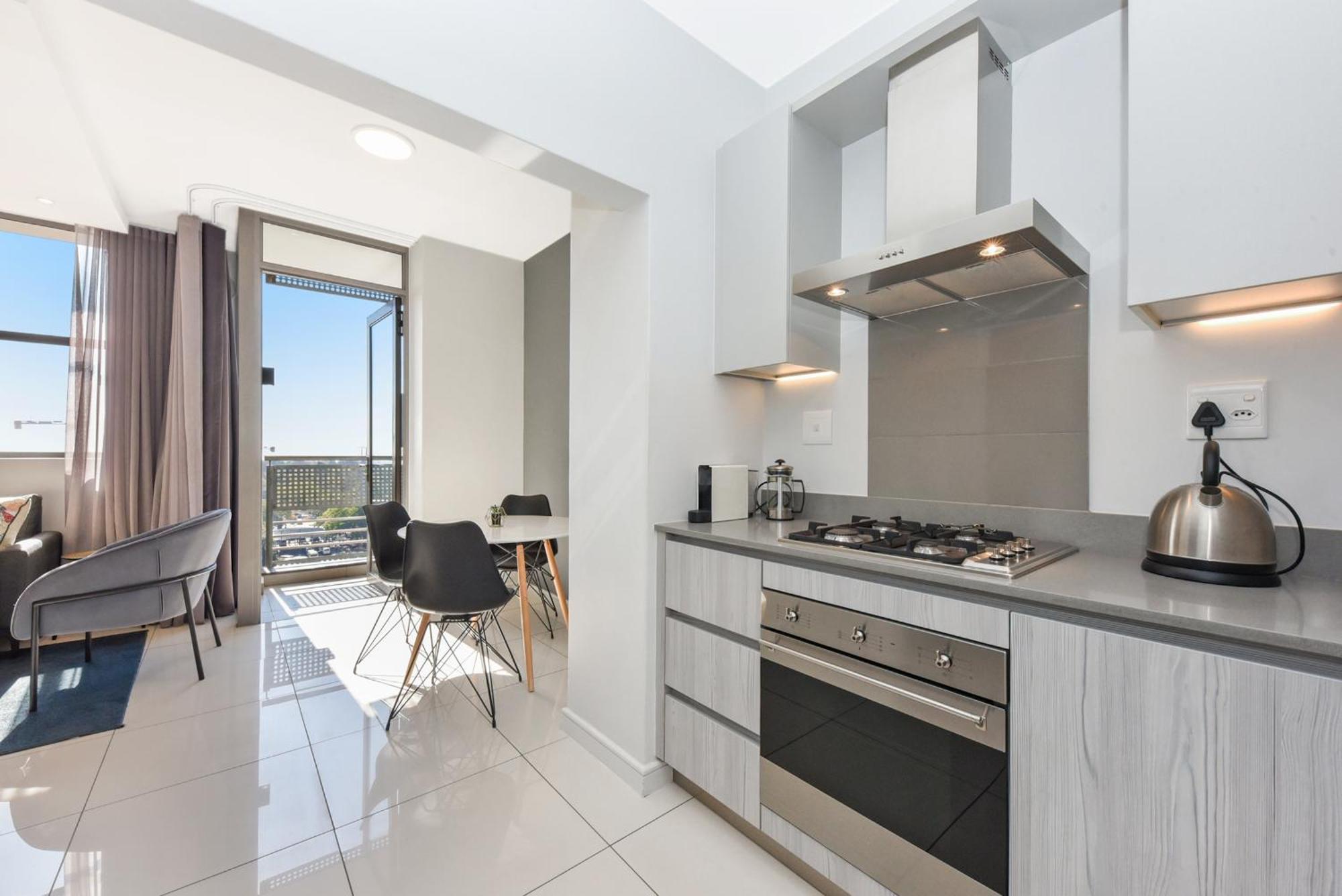 The Median Rosebank Luxury Apartment - Building With Generator ヨハネスブルグ エクステリア 写真