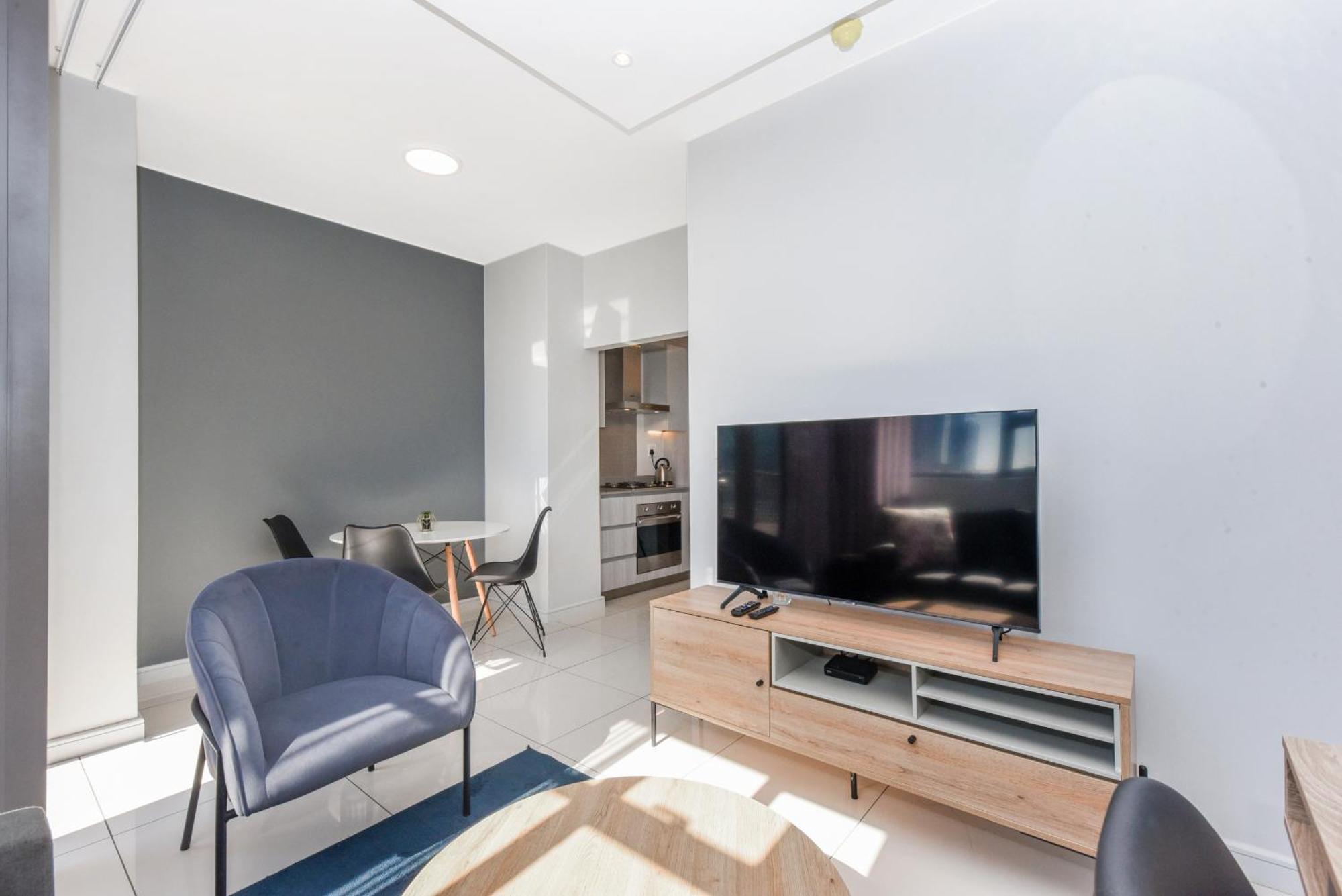 The Median Rosebank Luxury Apartment - Building With Generator ヨハネスブルグ エクステリア 写真
