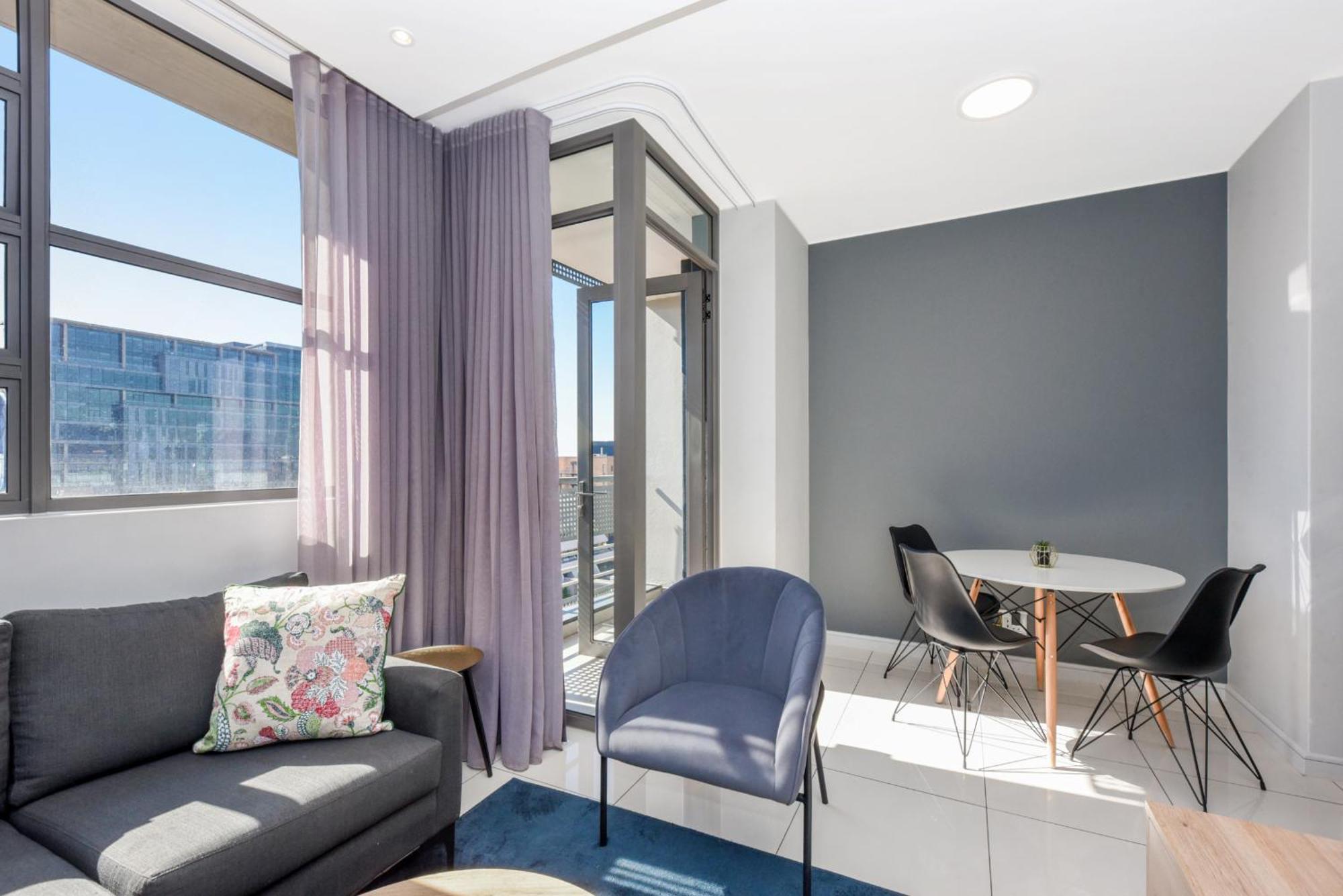 The Median Rosebank Luxury Apartment - Building With Generator ヨハネスブルグ エクステリア 写真