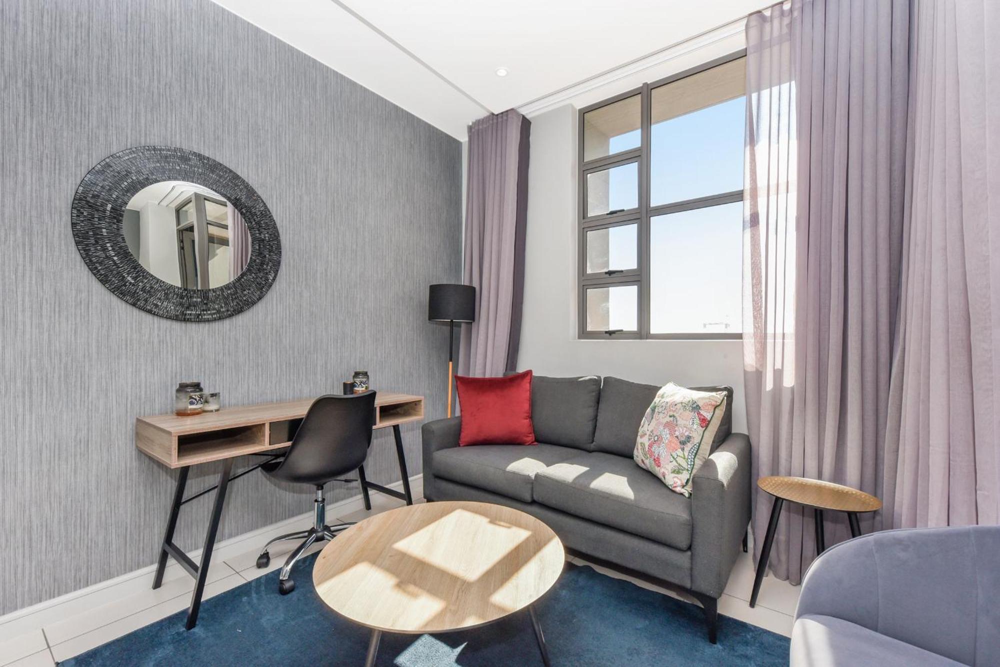 The Median Rosebank Luxury Apartment - Building With Generator ヨハネスブルグ エクステリア 写真