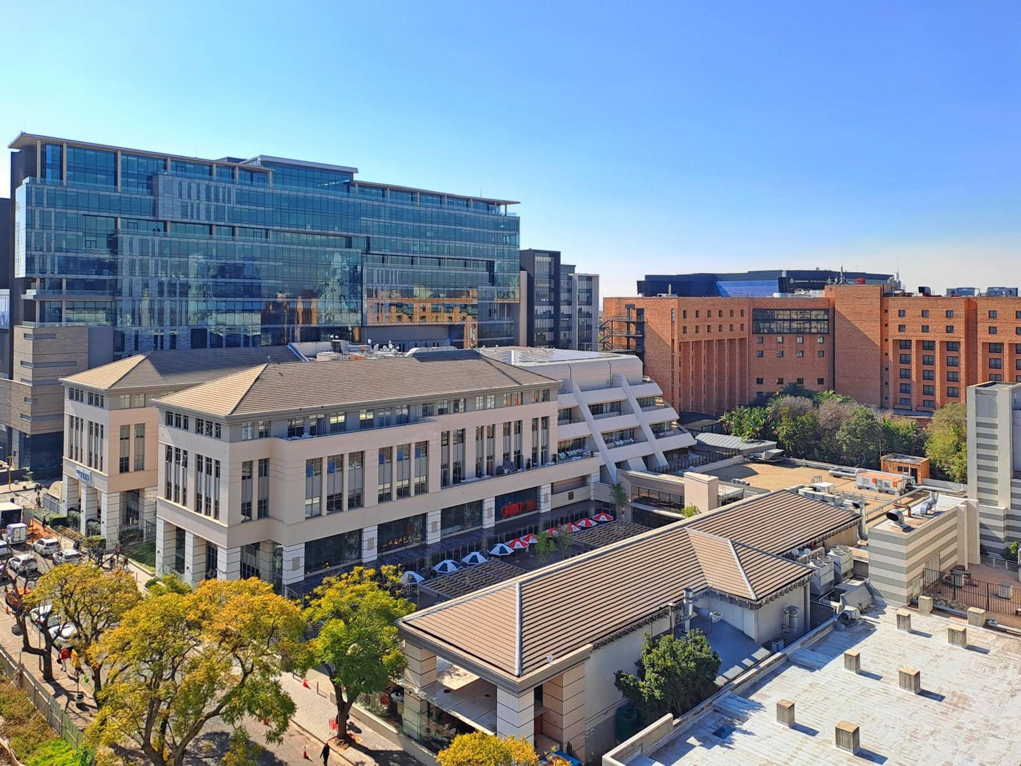 The Median Rosebank Luxury Apartment - Building With Generator ヨハネスブルグ エクステリア 写真