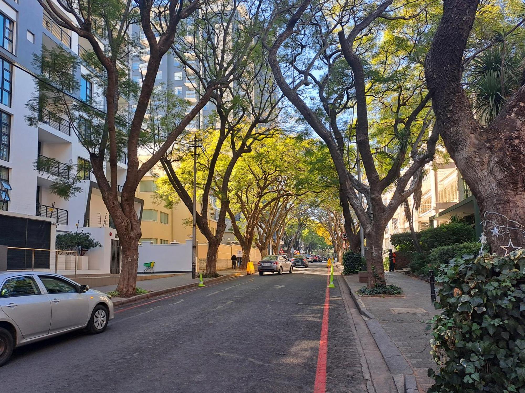 The Median Rosebank Luxury Apartment - Building With Generator ヨハネスブルグ エクステリア 写真